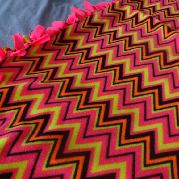 Bright ZIG ZAG in HOT PINK, YELLOW & BLACK Handmade Fleece Tie Throw 48 x 52" - Picture 2 of 3